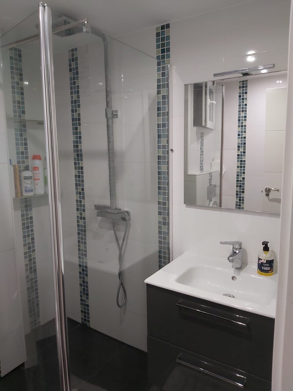 Baño moderno de Habitaciones La Ronda