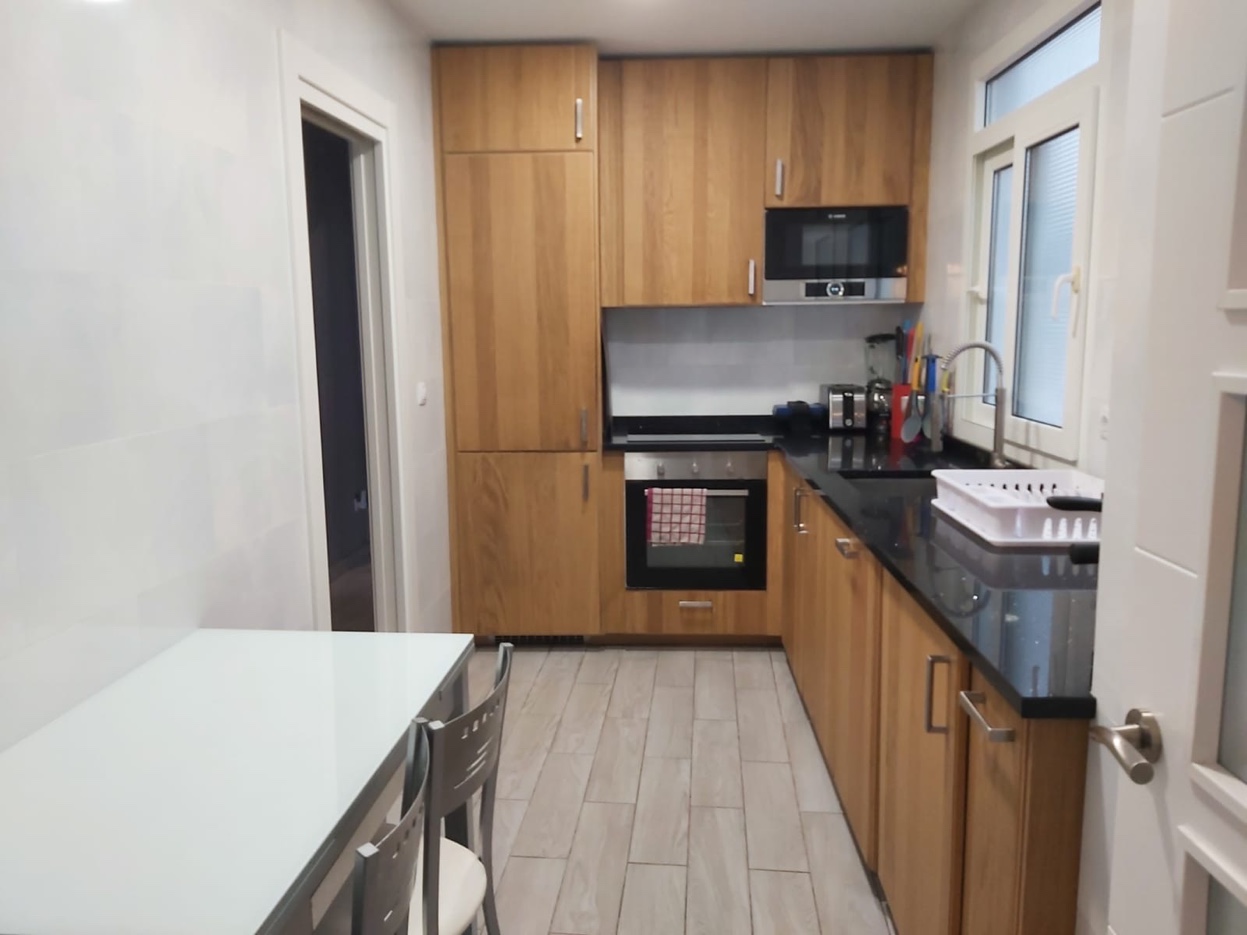 Cocina completa con mesa